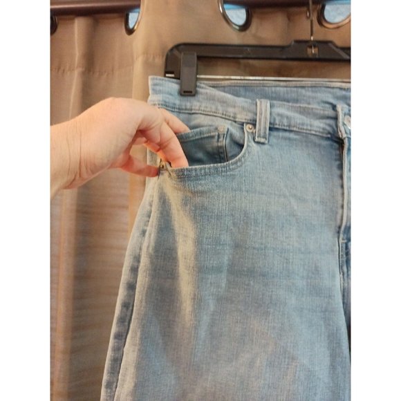 Women's Levi's Stretchy Comfortable Roll Cuff Jean's Size 32 - Picture 2 of 7
